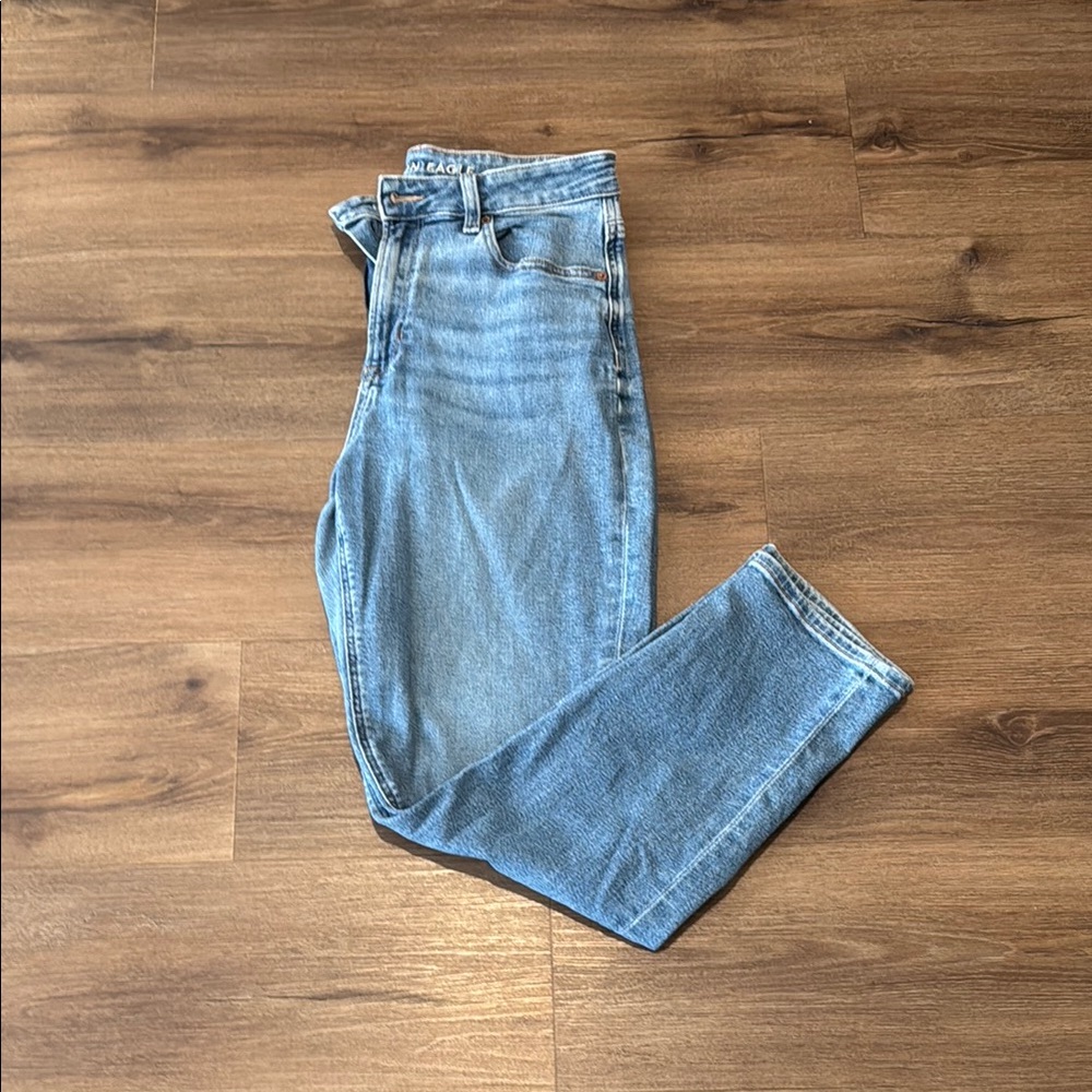 Woman's American Eagle Stretch Mom Jeans. Size 8